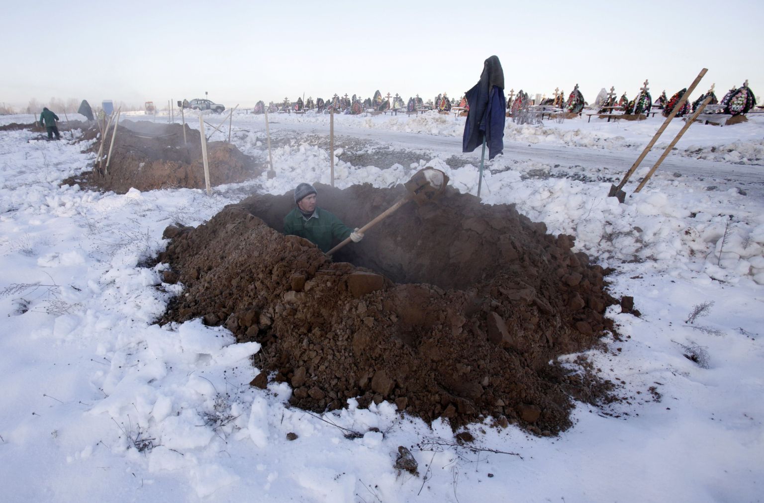 Permi hauakaevajatel on käed-jalad tööd täis.
