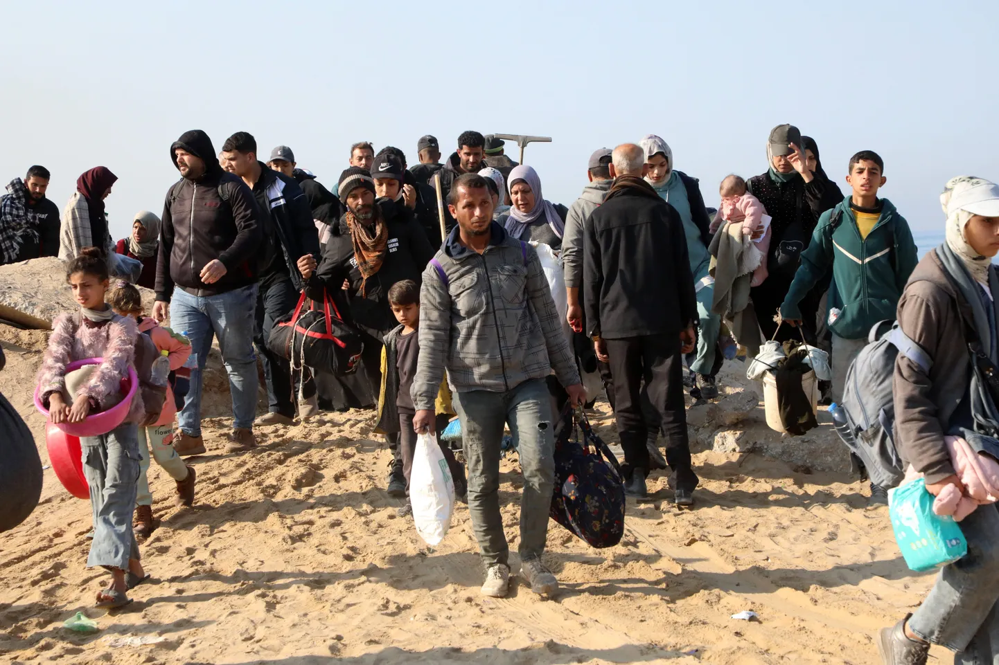 Sõjategevuse eest Gaza lõunaossa pagenud palestiinlased asusid pärast relvarahu jõustumist tagasi põhja poole liikuma.