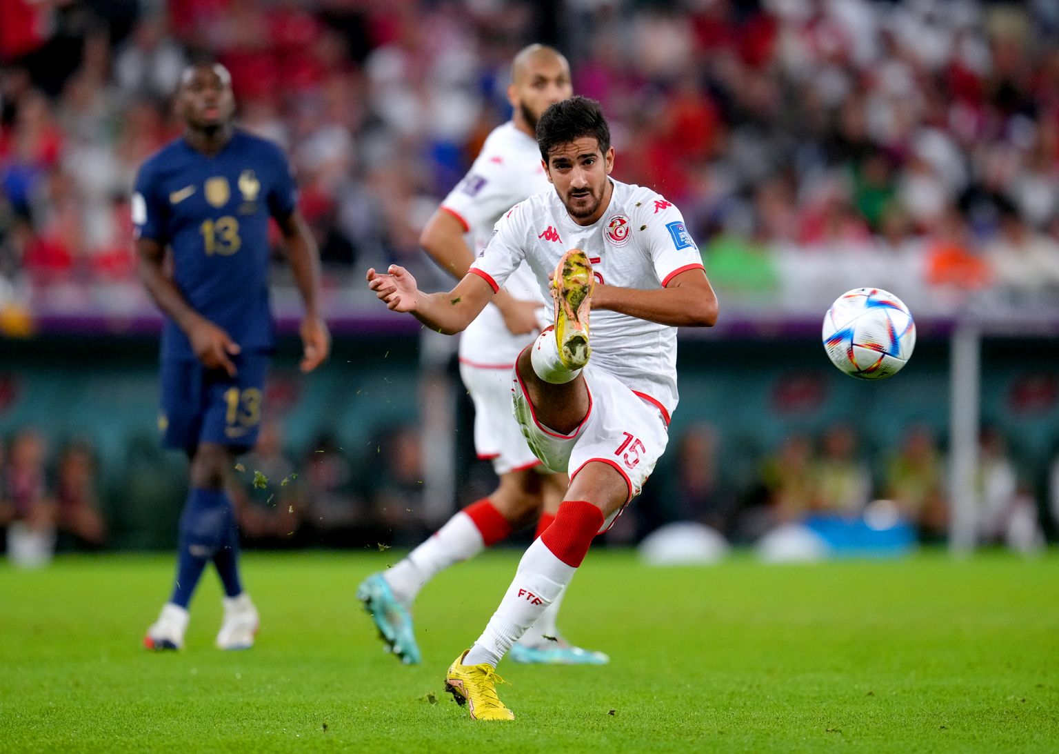 Али бен Ромдан посылает мяч в матче Туниса с Францией, ЧМ 2022, Катар.