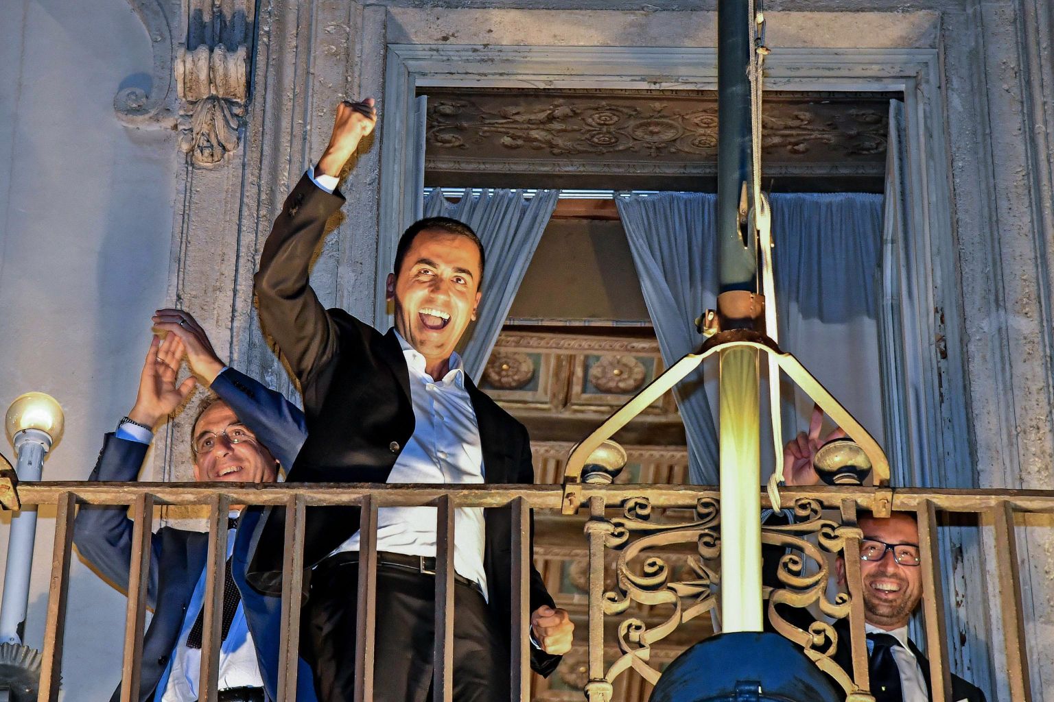 Populistliku Viie Tähe Liikumise juht, Itaalia asepeaminister Luigi Di Maio rõõmustas eelarvekokkuleppe saavutamise üle.