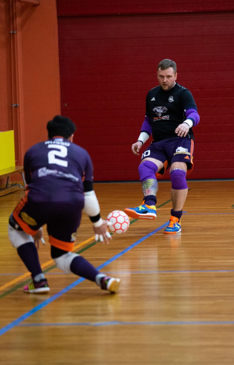 Ravens Futsal Ares Security tegevjuhi ja mängija Rene Kolsar (paremal) sõnul on saalijalgpall kiire ja tehniline mäng.