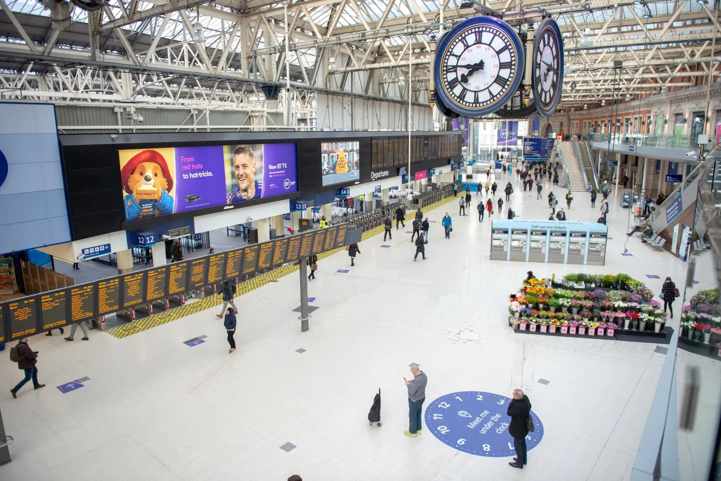 Britid võtsid peaministri hoiatust tõsiselt ja Londoni üks sõlmpunkt, Waterloo raudteejaam oli eilehommikuse tipptunni ajal peaaegu inimtühi.