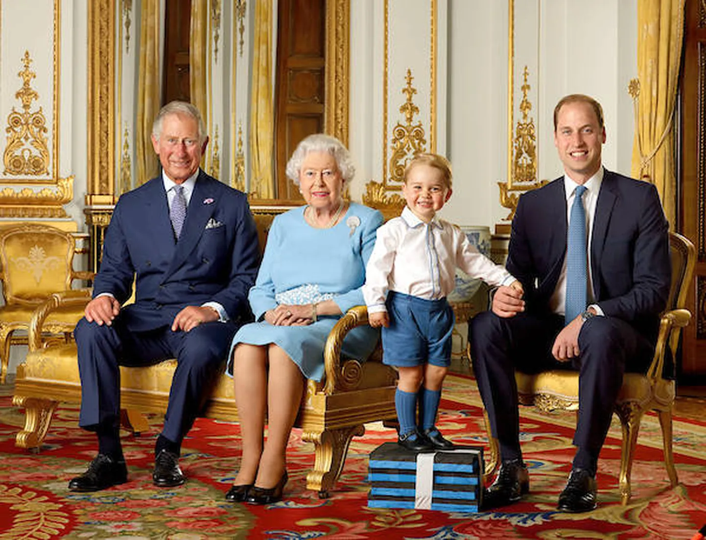 Esiplaanil seisab prints George, istuvad kuningas Charles III, kuninganna Elizabeth II ja prints William.