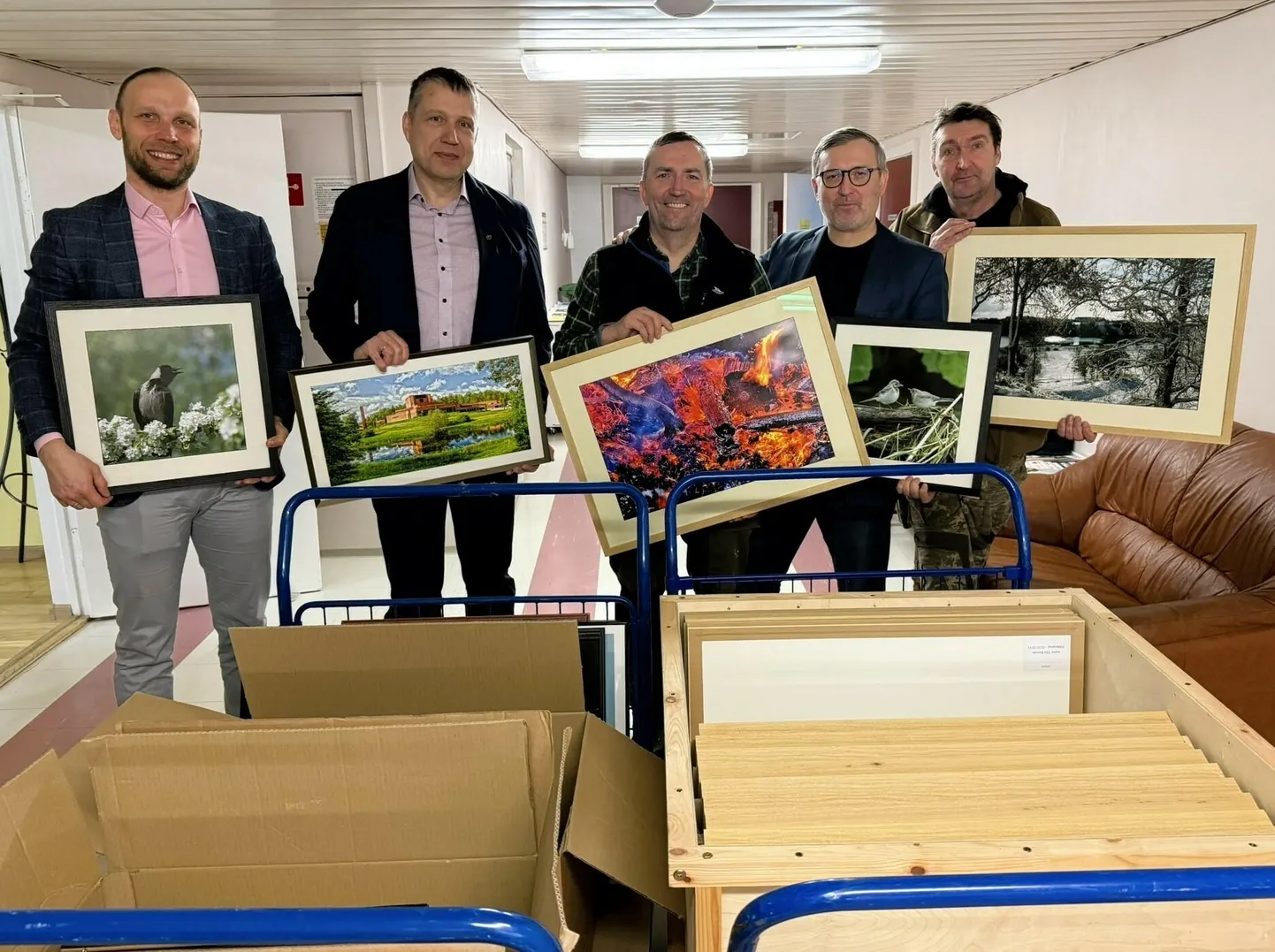 Viljandi fotograafide Eha ja Mati Roosalu näitusetööd jõudsid haiglasse. Pildil poseerivad fotodega Viljandi Haigla juhatuse liige Mart Kull, juhatuse esimees Priit Tampere ning fotograafide pojad Aare Roosalu, Romet Roosalu ja Märt Roosalu.