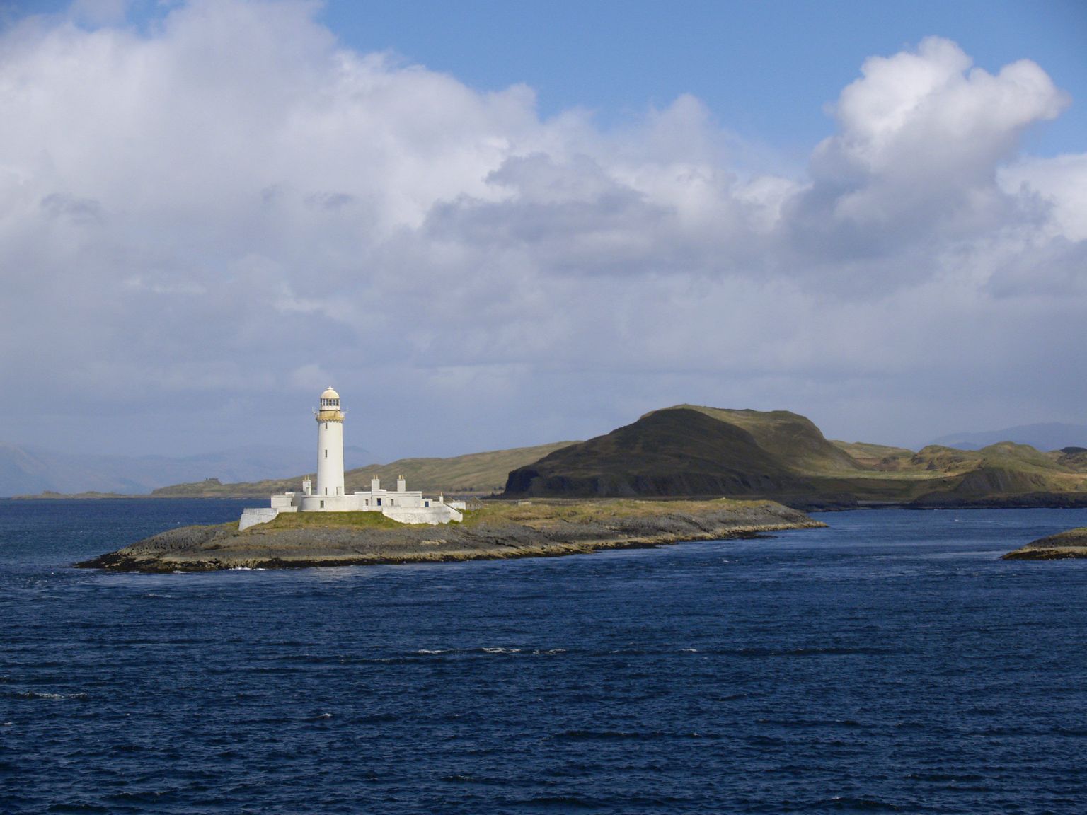 «Külmakaksikute» põhiline toimumiskoht on saareke nimega Eilean Torran (Kõuesaar) Šotimaa skäärides.