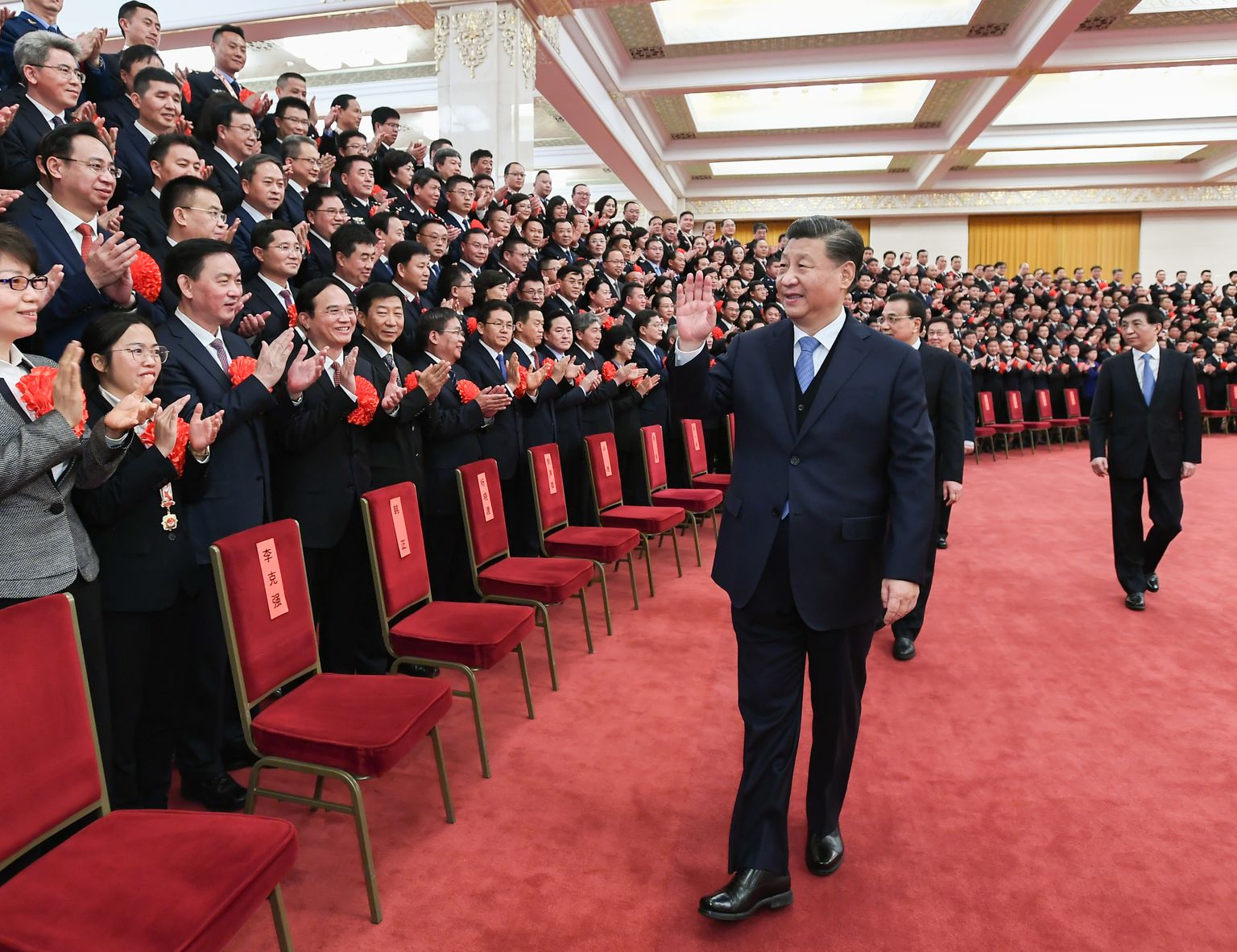 Hiina liider Xi Jinping 15. detsembril 2021 Pekingis parteikonverentsil delegaatide eest läbi jalutamas.
