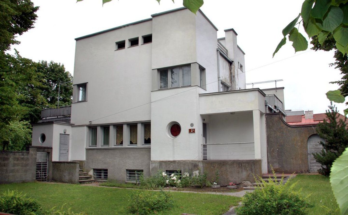 Pärnu linn müüb Olev Siinmaa projekteeritud villa otsustuskorras maha.