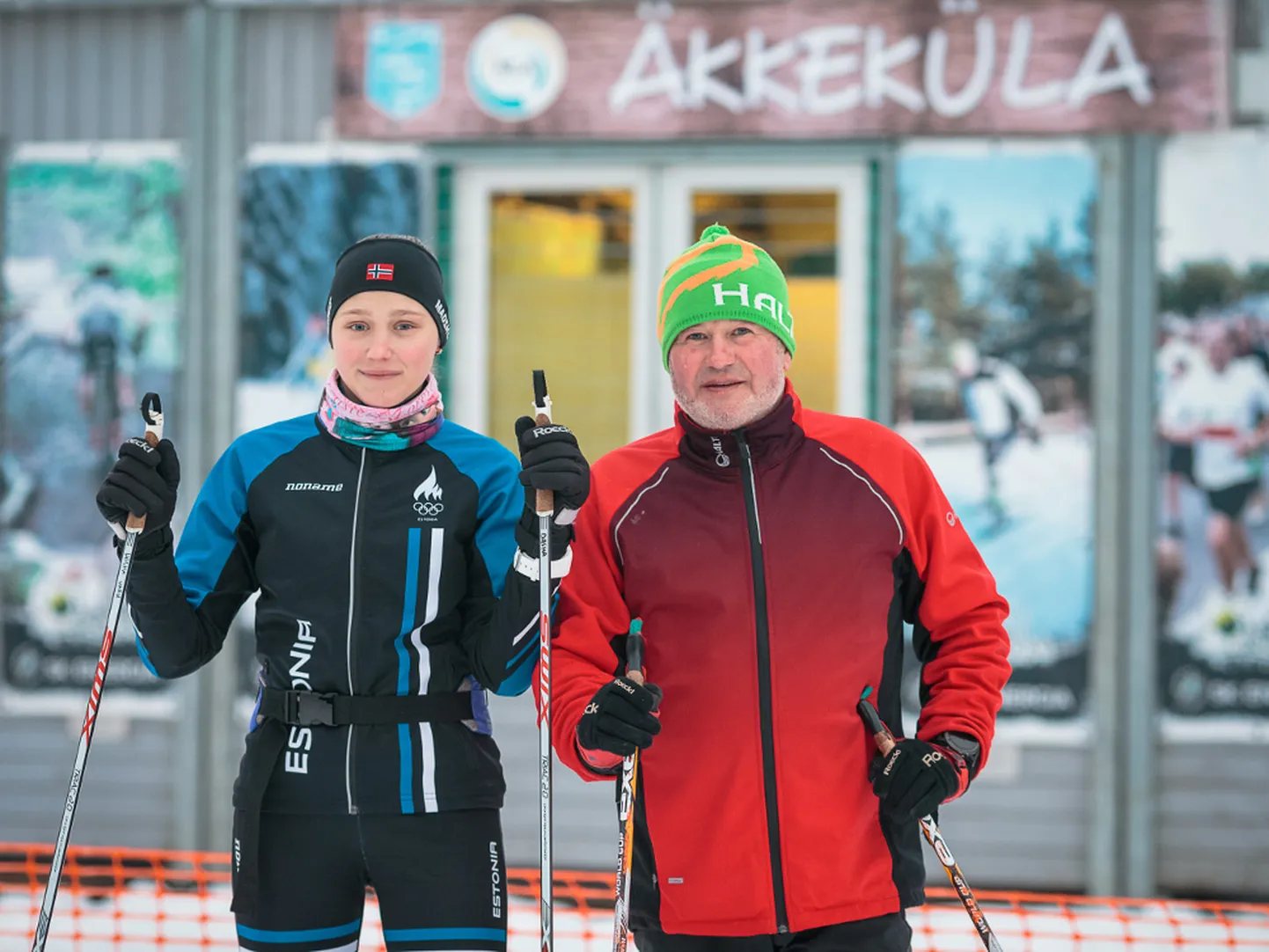Ksenia Pribõlovskaja koos oma treeneri Jevgeni Všivtseviga. Nad soovisid pilti teha, taustaks autahvel, kuhu on üles riputatud siit sirgunud olümpialaste Daniil Steptšenko ja Darja Jurlova fotod. Nemad, tõsi küll, on oma sportlaskarjääri praeguseks juba lõpetanud.
ILJA SMIRNOV