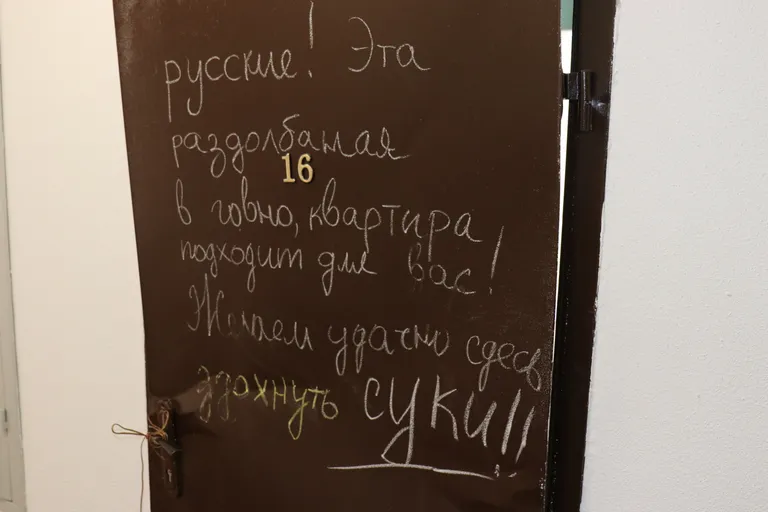 Majaelanike sõnum Vene sõduritele ühel metallist korteriuksel, mille marodööritsenud okupandid maha murdsid.