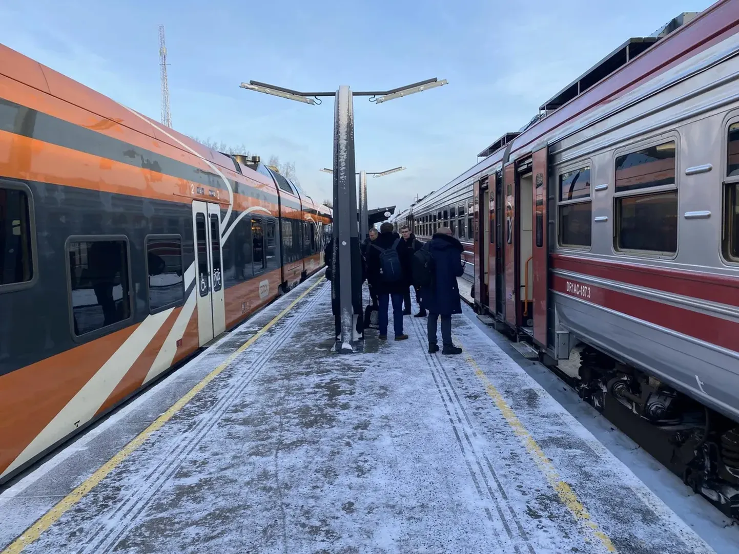 Поезд латвийского пассажирского оператора Vivi уже ждал эстонскую «морковку» в Валга. Однако смена поездов напоминала прыжок из одного века в другой.