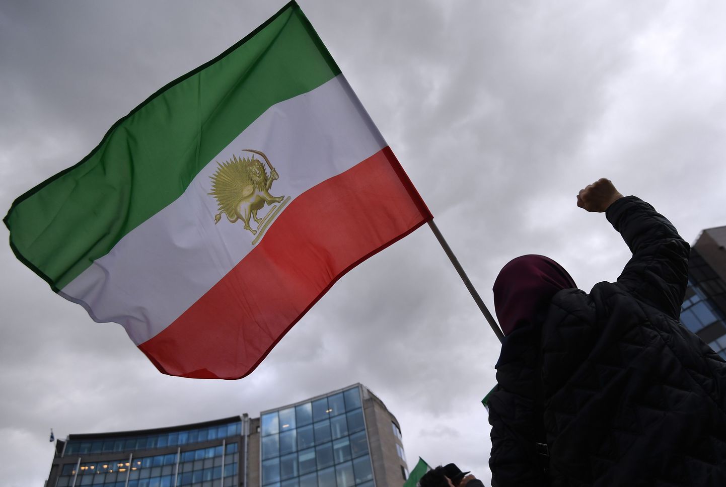 Iraani lipuga isik meeleavaldusel.