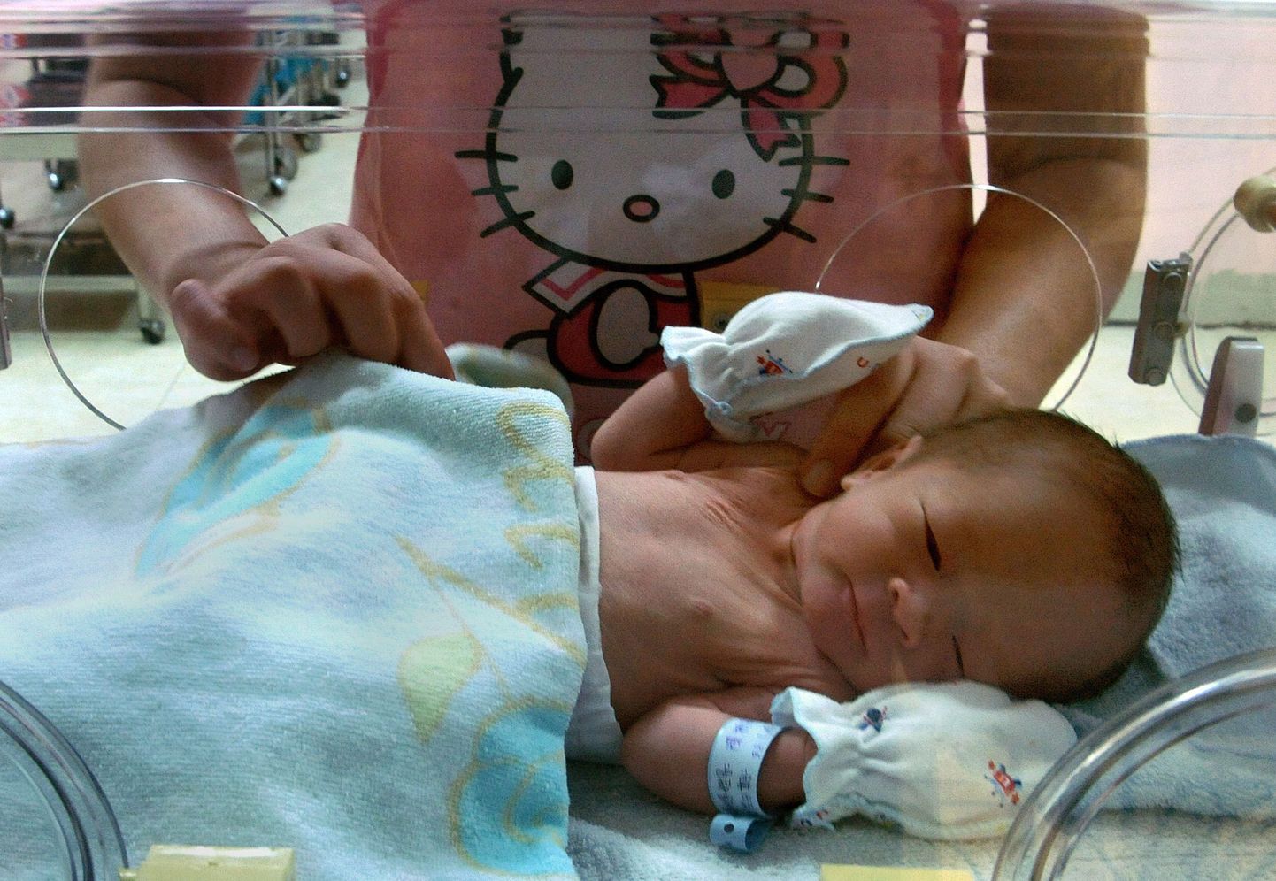 Äsja sündinud väike poiss tänapäeva Jaapani sünnitusmajas.