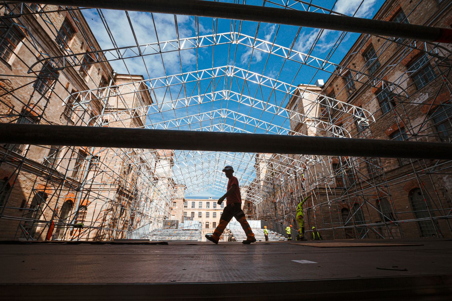 Kreenholmi manufaktuuri ühes hoovis on lõppemas lava ja vaatajate tribüünide paigaldus ning algamas Narva ooperipäevade "ContempArt" esinejate ja publiku tarvis katuse paigaldamine.
