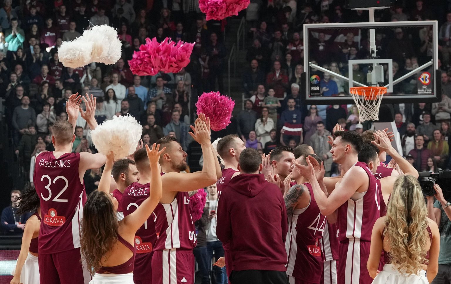 Latvijas vīriešu basketbola izlases spēlētāji priecājas par uzvaru pēc 2023. gada Pasaules kausa izcīņas kvalifikācijas turnīra spēles basketbolā vīriešiem starp Latvijas un Grieķijas komandām "Arēnā Rīga".