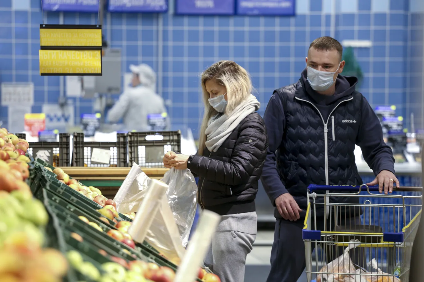 Московские магазины 16 марта 2020 года, люди в масках сметают с полок все.