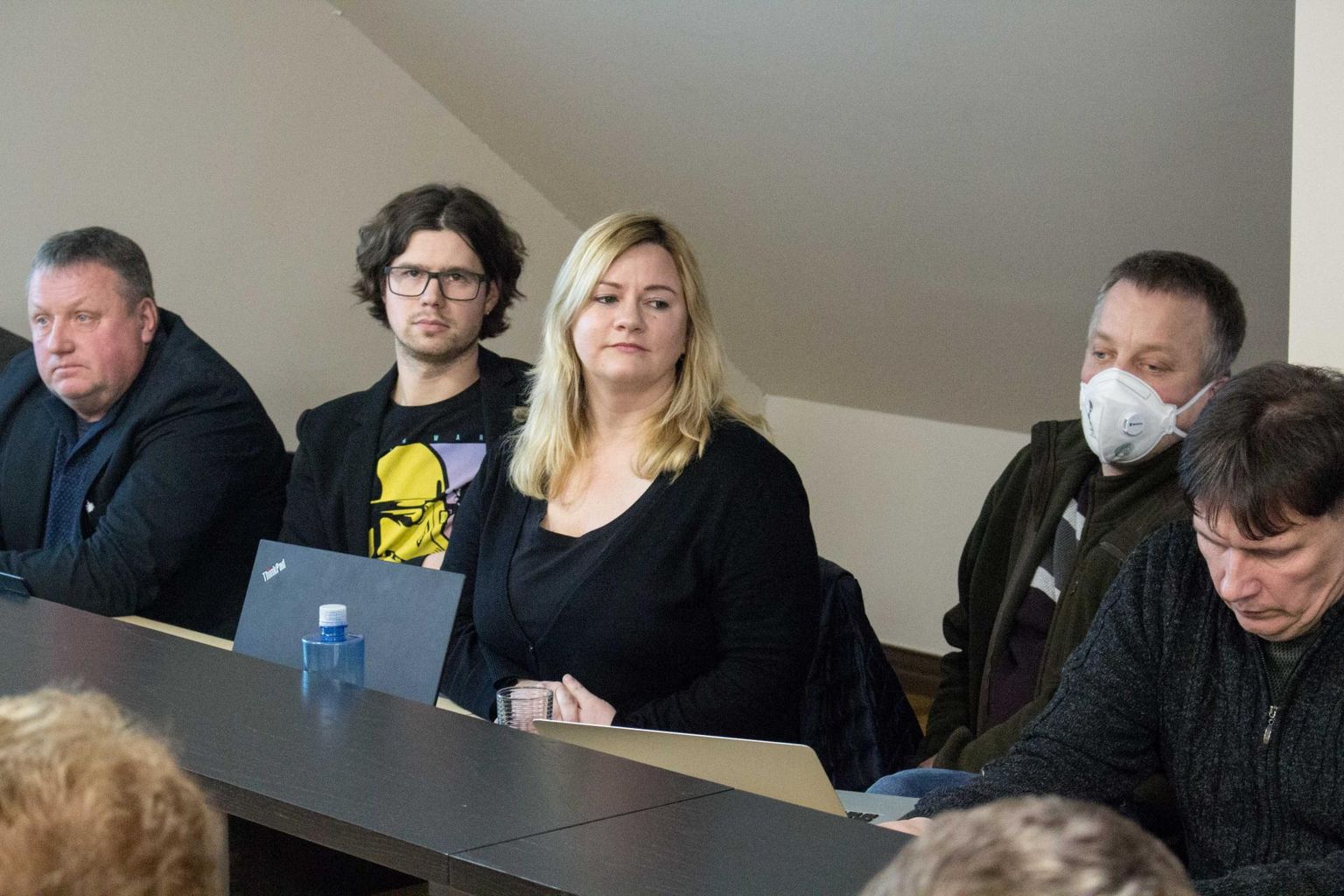 Vallavolikogu liige Kaupo Kutsar istus juba eelmisel erakorralisel istungil kaitsemaskis. Temast vasakul istuv Monika Rogenbaum on samuti tõsiselt mures.