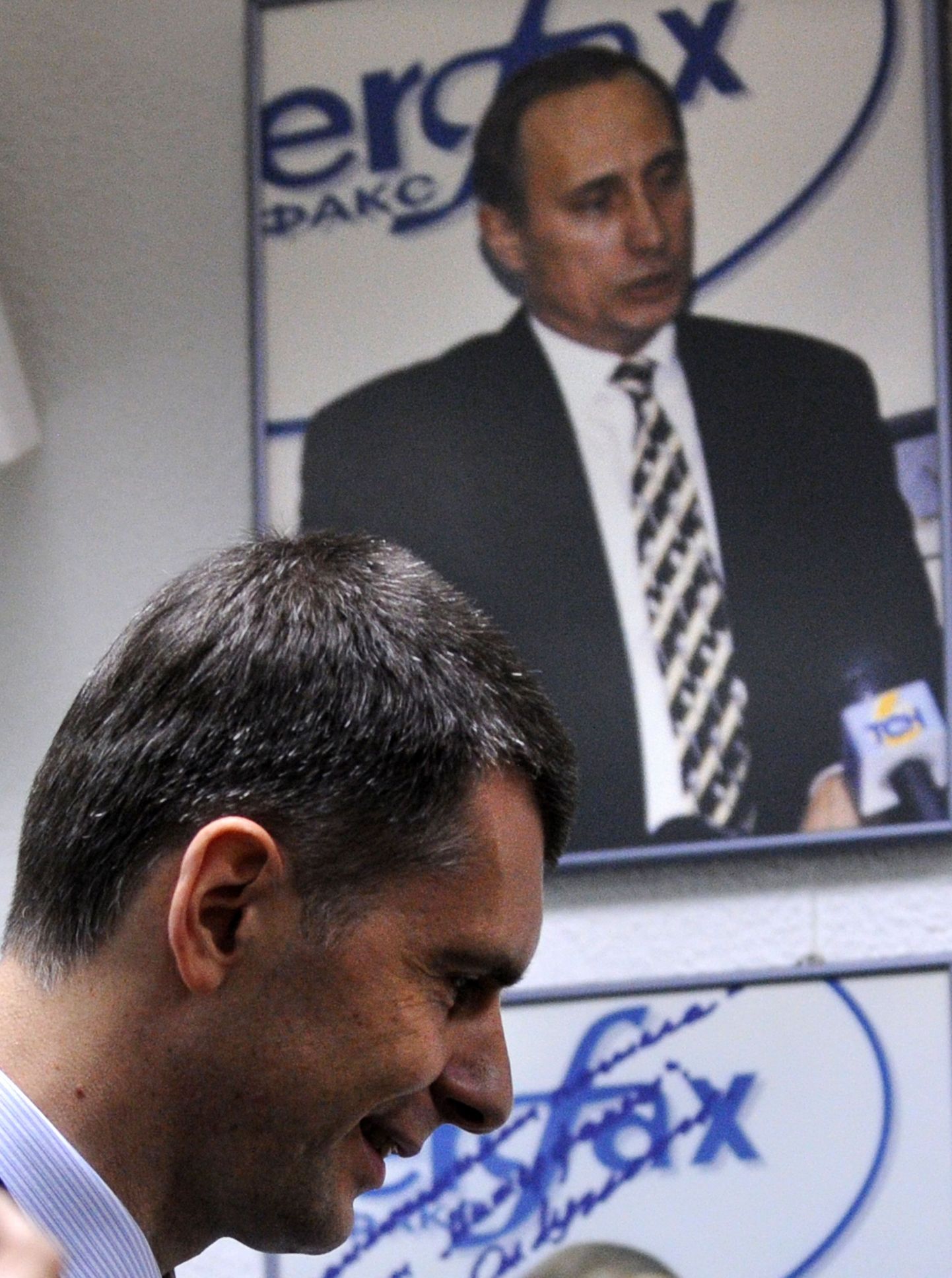 Mihhail Prohhorov Interfaxi meediakeskuses. Tagaplaanil paistab peaminister Vladimir Putini pilt.