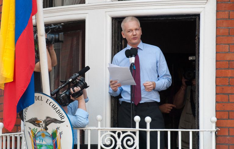 Julian Assange pidamas 2012. aasta augustis Londonis asuva Ecuadori saatkonna rõdul kõnet