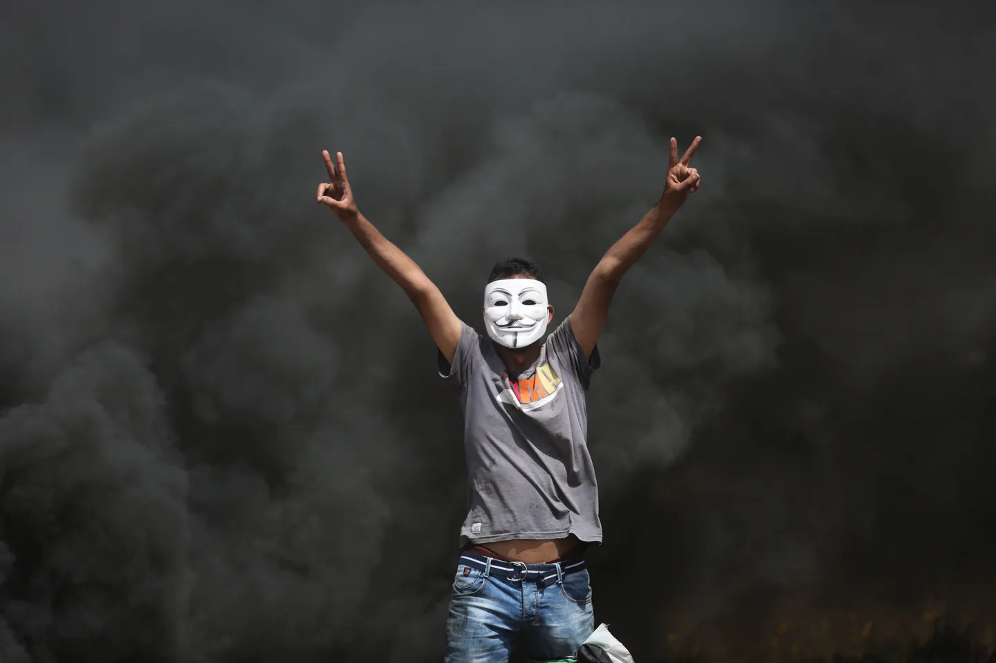 Palestiinlased Iisraeli-Gaza piiril meelt avaldamas.
