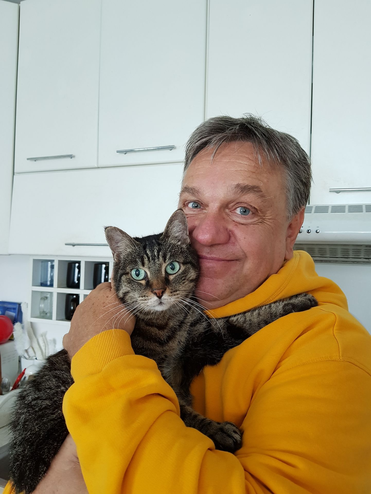 Raadiohääl Allan Roosileht koos oma kassi Mr. Murkiniga.