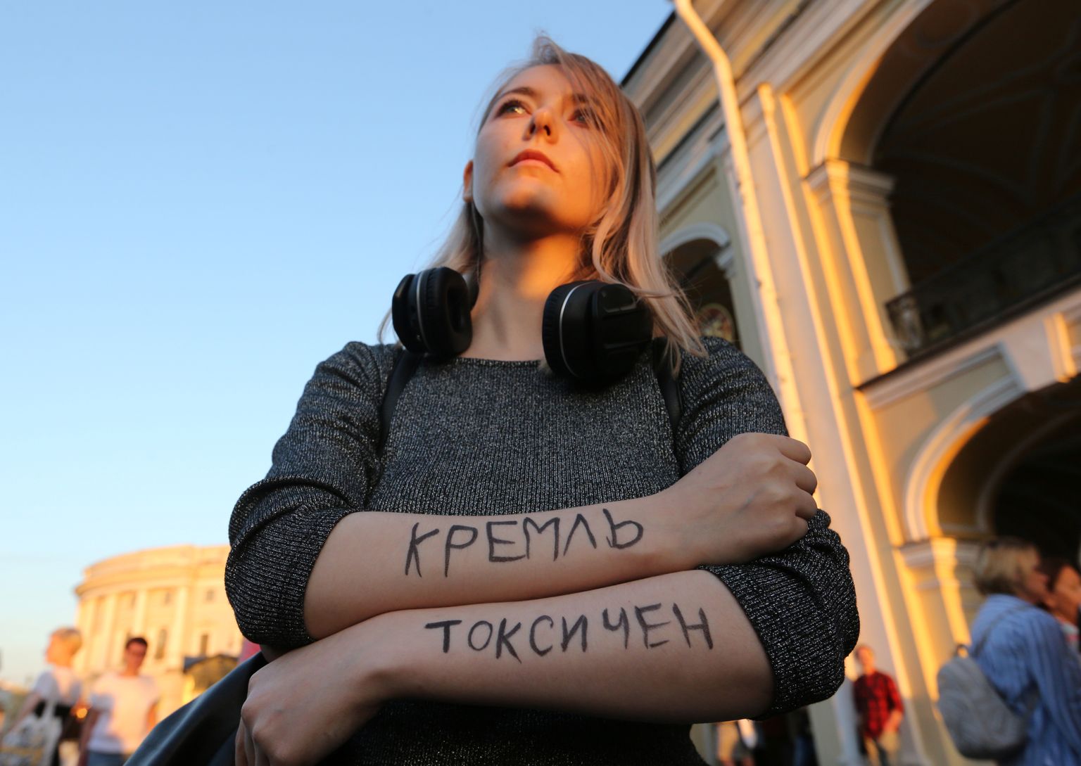 Peterburis neljapäeval korraldatud meeleavaldusel Vene opositsioonipoliitiku Aleksei Navalnõi mürgitamise vastu osalenud naise kätel on sõnum "Kreml on toksiline".