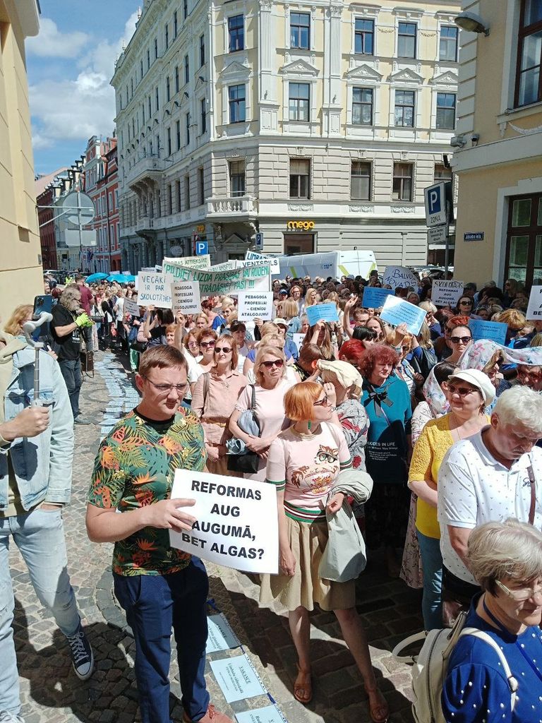 Акция протеста учителей в Риге, 16 июня 2022 года