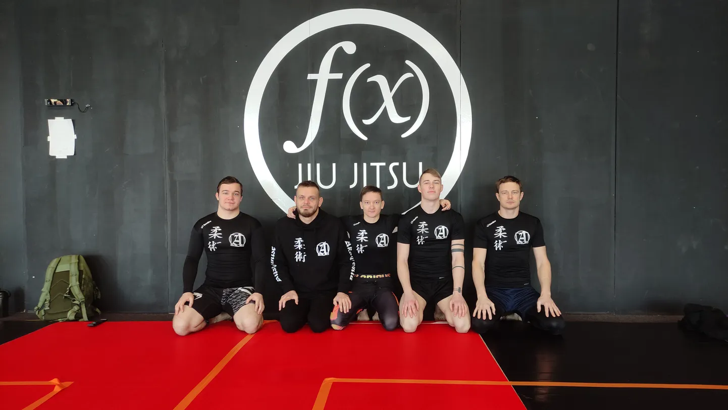 Soomest naasesid võidukalt (vasakult) Karlis Kaschan (kahekordne pronks), treener Tanel Adson, Sirje Joala (kahekordne kuld), Carlos Anti Koemets, Ago Visak (pronks).