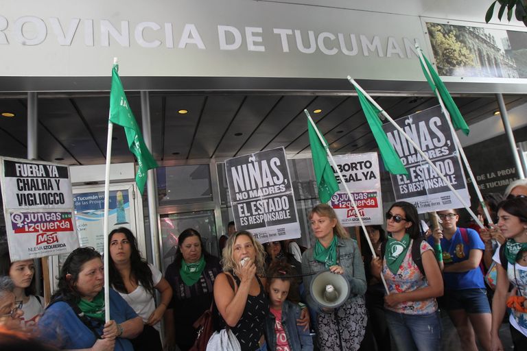 Meeleavaldajad nõudsid sel nädalal Tucumáni provintsis, et kohuks annaks tüdrukule abordi tegemiseks loa. Kui luba viimaks anti, oli abordi tegemiseks liiga hilja.
