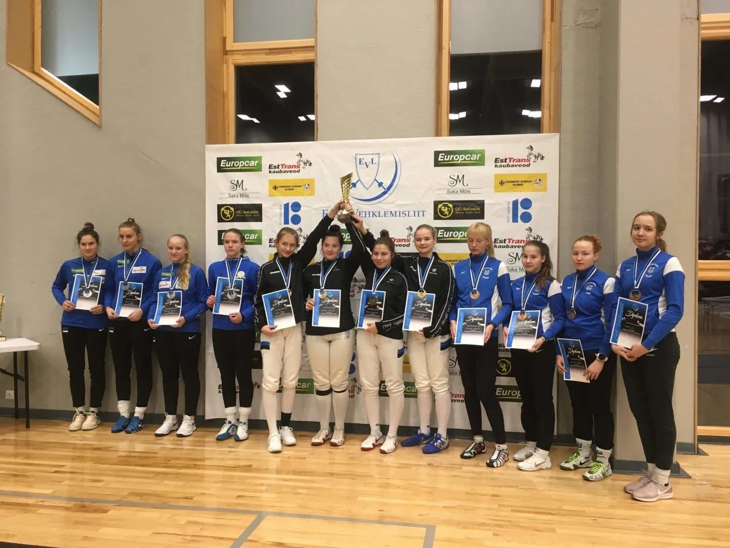 Tartu Kalevi epeeneiud Jana Seero (keskel vasakult), Elisabet Ostrovski, Karina Vassiljeva ja Susanna Lannes alistasid pühapäeval Eesti kadettide meistrivõistlusel võistkonnavõistlusel kõik konkurendid.