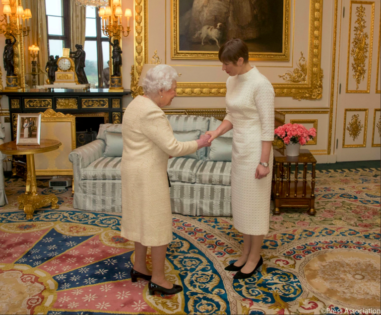 President Kersti Kaljulaid ja kuninganna Elizabeth II. Президент Керсти Кальюлайд и королева Елизавета II.