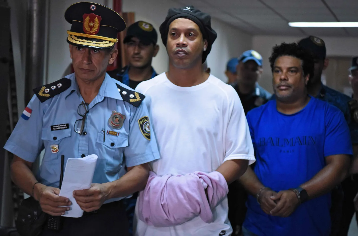 Endine Brassilia vutitäht Ronaldinho (keskel) ja tema vend (paremal) jäävad Paraguais veel mitemks kuuks vahi alla.
