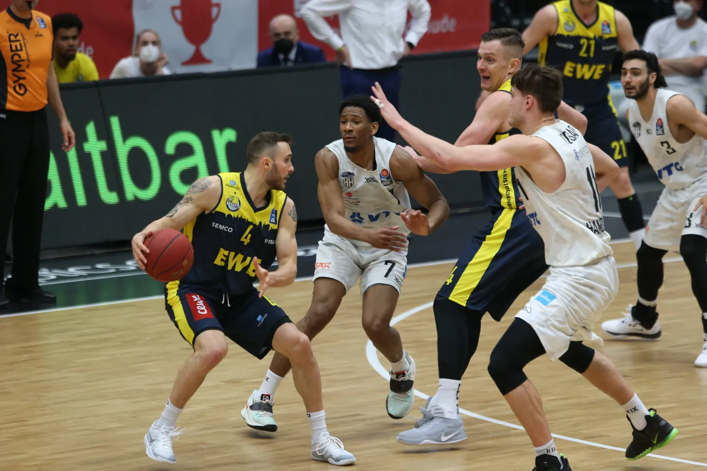 Kameron Taylor (nr 7) ja Maik-Kalev Kotsar (paremal) kaitses rassimas.