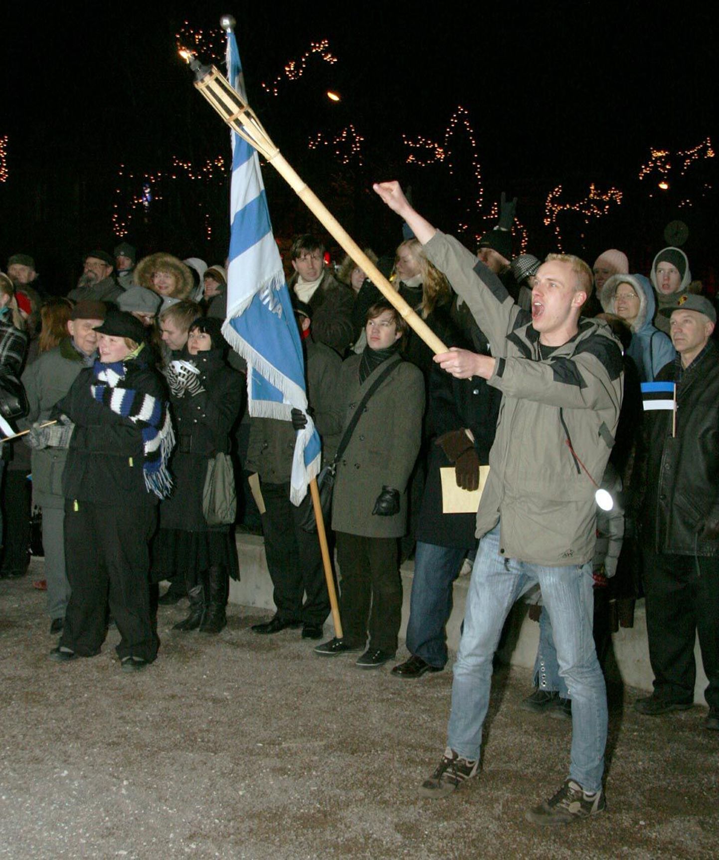 Mullu 23. detsembril kogunes talvistest miinuskraadidest hoolimata noorte kõnevõistlust kuulama mõnikümmend inimest. Tuldi ka tõrvikute ja lippudega.