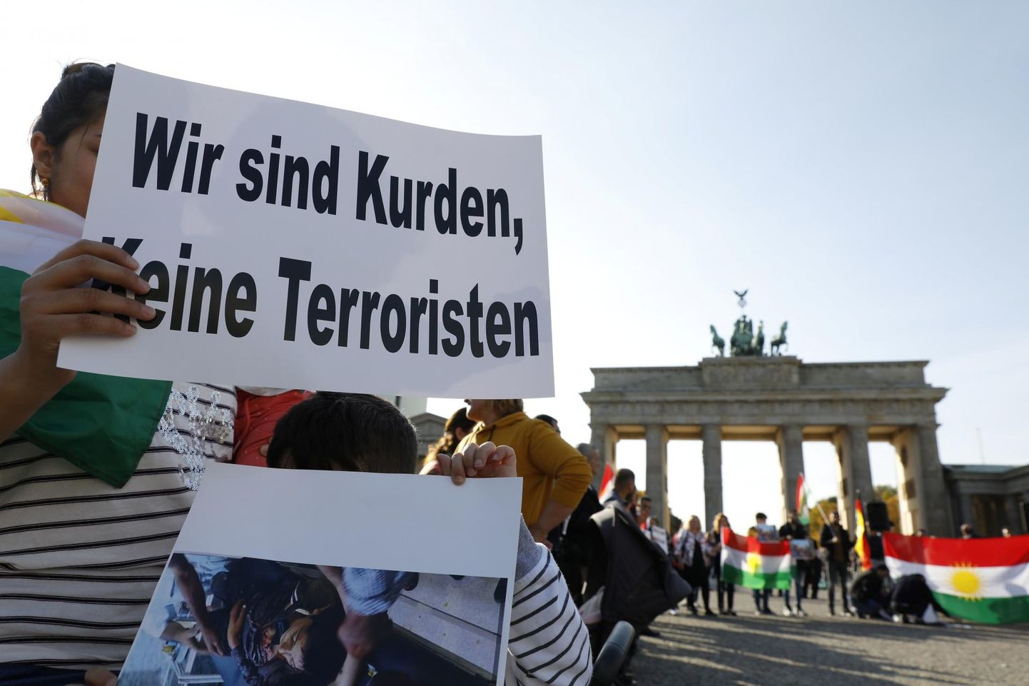 «Me oleme kurdid, mitte terroristid,» teatab plakat meeleavaldusel Berliinis. 