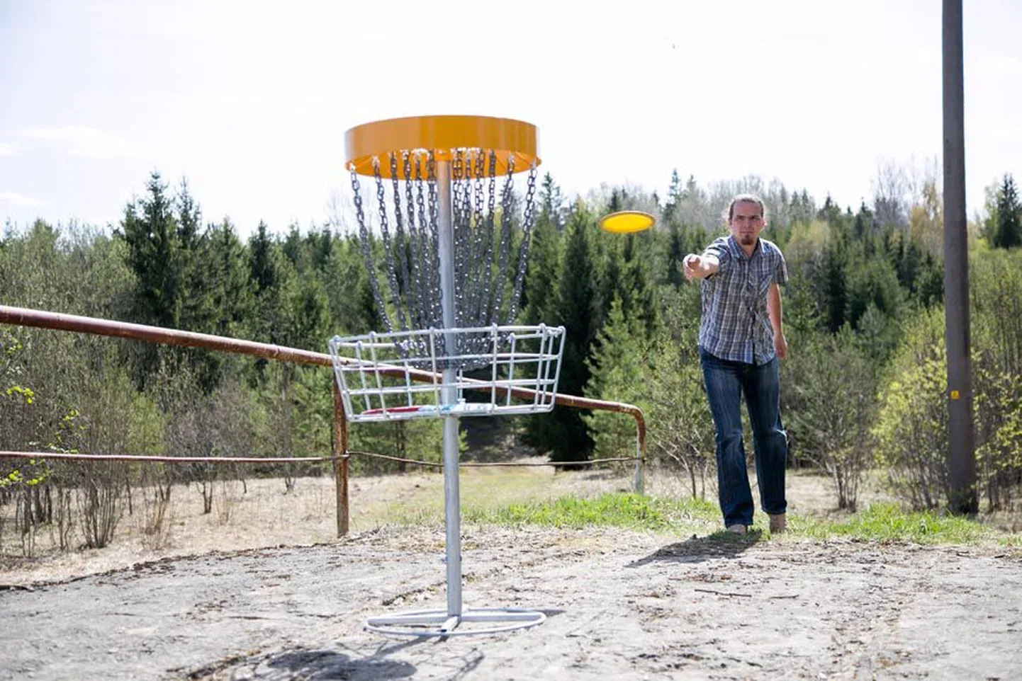 Järva-Jaani vallavanem Arto Saar näitab, et kettagolf on lihtne ja hasartne ala. Ketta saadab Saar lendu justkui muuseas.