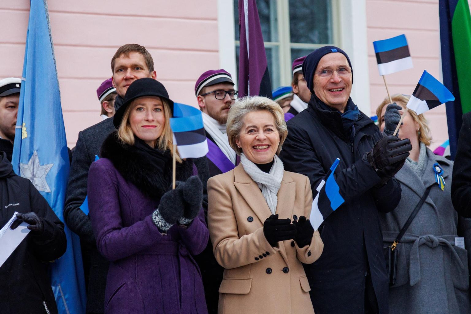 Eesti sünnipäeva tulid tähistama kõrged külalised. Peaminister Kaja Kallas, Euroopa Komisjoni president Ursula von der Leyen ja NATO peasekretär Jens Stoltenberg pidulikul lipuheiskamisel Toompeal Komandandi aias.