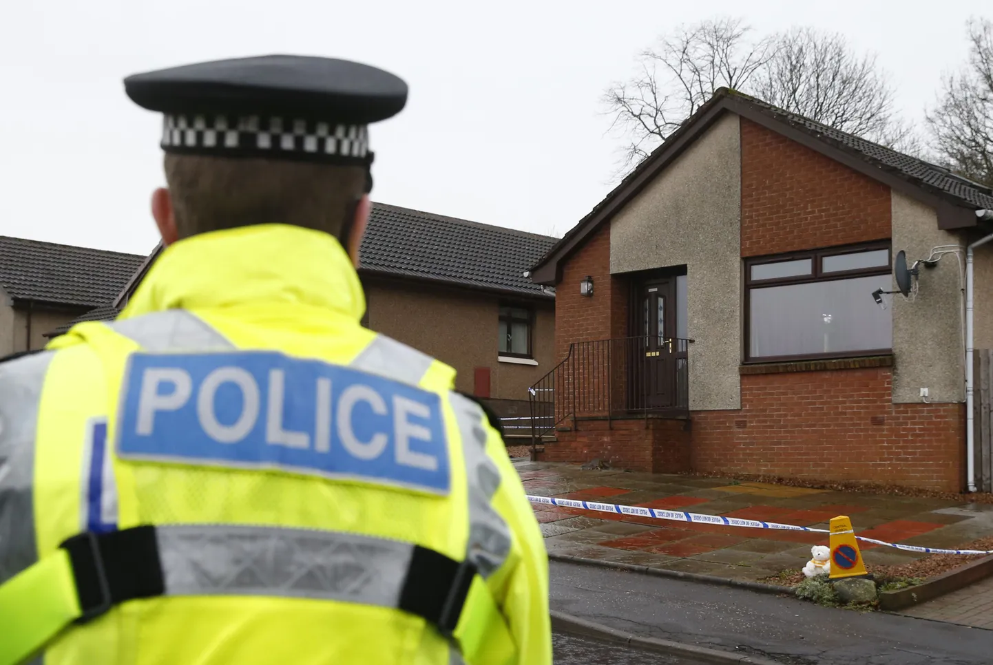 Politseinik Šotimaal Kirkcaldys maja jures, kus väidetavalt elab Rosdeep Kulari õde.