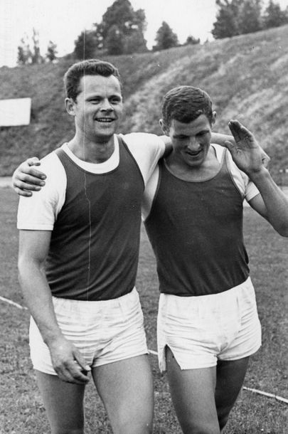 Viievõistluse maailma tippmark on langenud! Väsinud, aga rõõmsat päevakangelast Rein Auna (vasakul) õnnitleb Tartu ülikooli staadionil Jaan Lember (18. juuli 1968).
