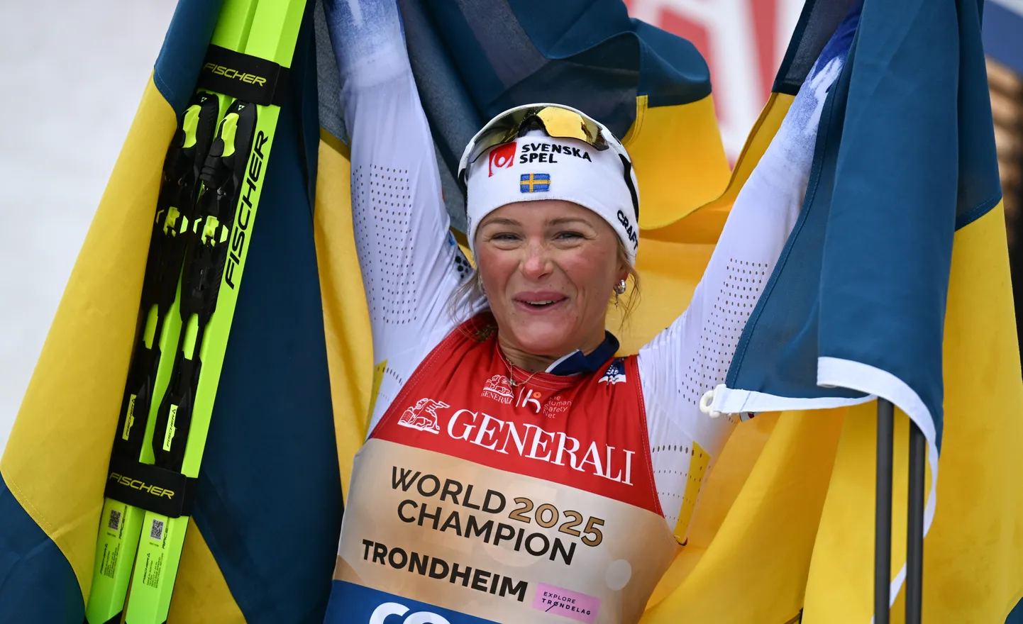 Frida Karlsson tähistamas MMil 50 km klassikasõidu võitu.
