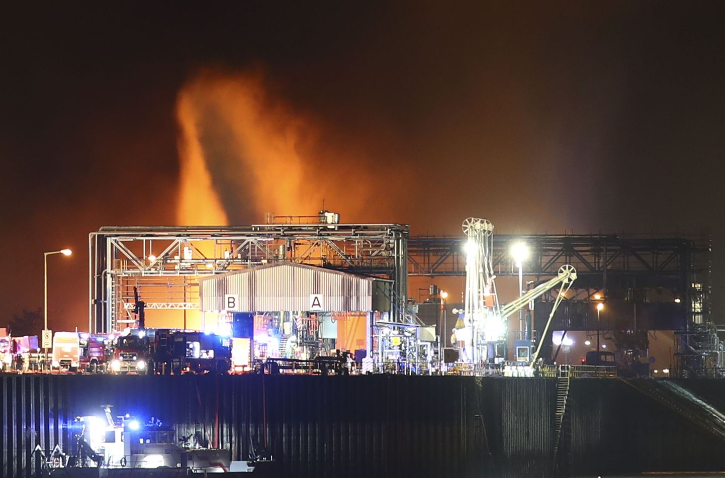 Tuletõrjujad üritavad kustutada tulekahju BASF-i tehases Ludwigshafenis.