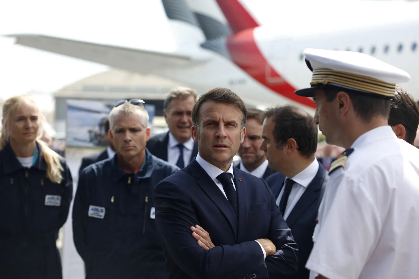 Prantsuse president Emmanuel Macron külastas reedel mainekat Pariisi lennusõud.