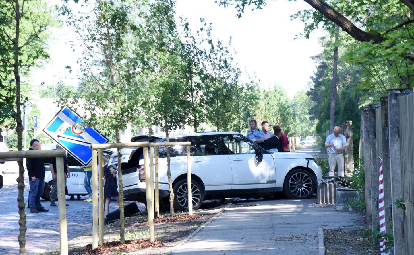 Jurist Mārtiņš Bunkuse auto mõrvapaigas Riias Aizsaule tänaval. Kurjategijad tulistasid teda kolmapäeva hommikul kella 8.40 ajal.
