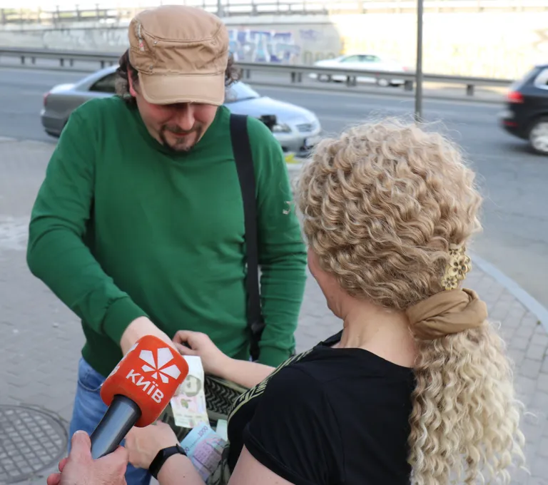 Na šapku ehk mütsi sisse annetusi otseselt ei kogutud. Selle tarbeks olid hoopis korjanduskarp ja ühe korraldaja sall.