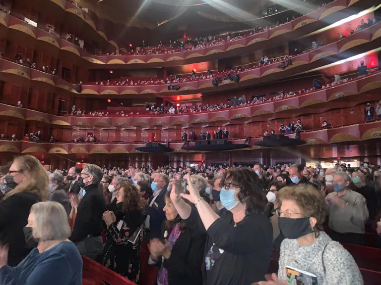 Publik aplodeerimas ooperi «Jevgeni Onegin» lõpus. Metropolitan Opera lavastuses laulis ka Ain Anger.