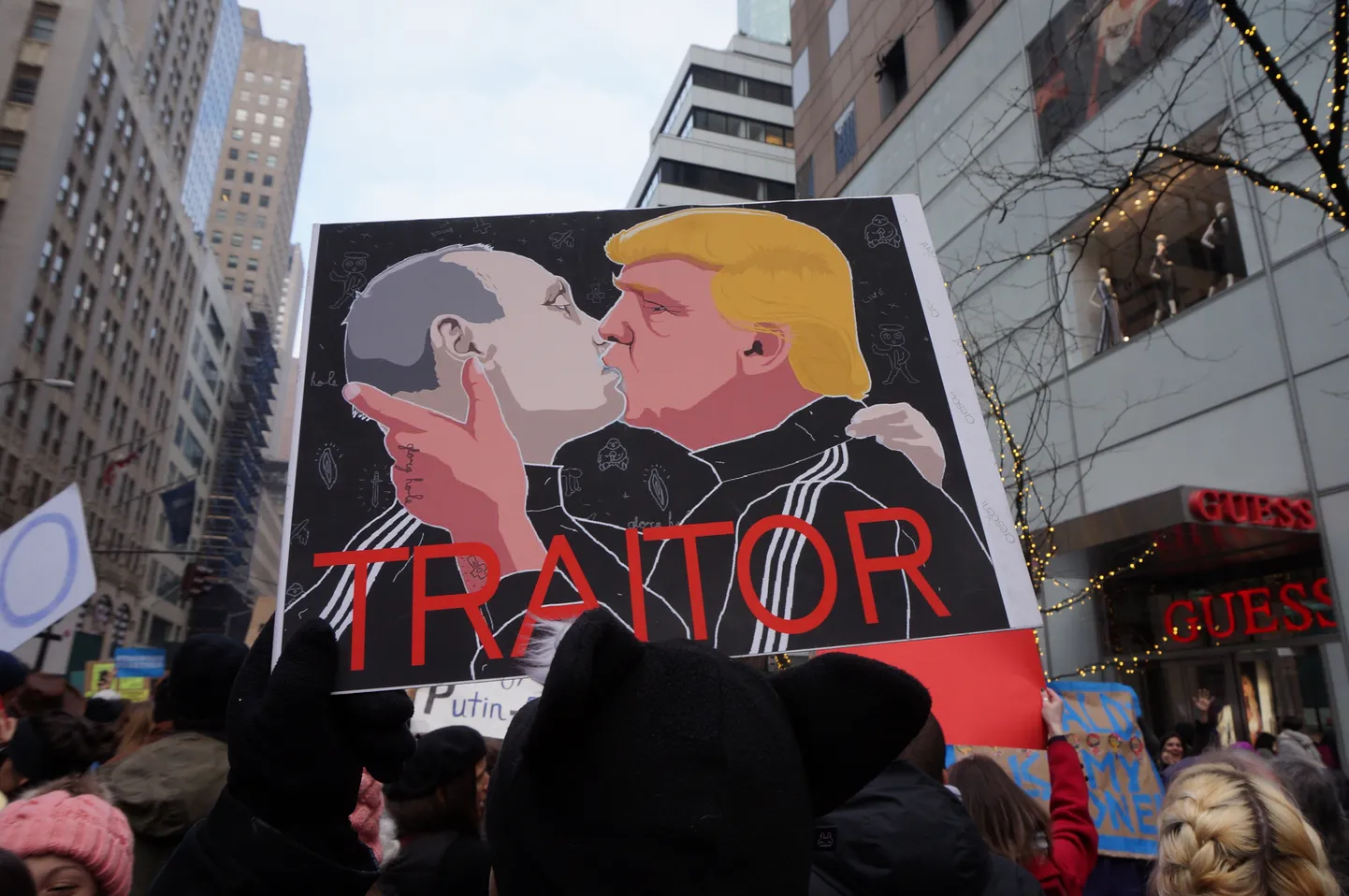 Иллюстрация с целующимися Путином и Трампом на акции протеста в Нью-Йорке в январе 2017 года