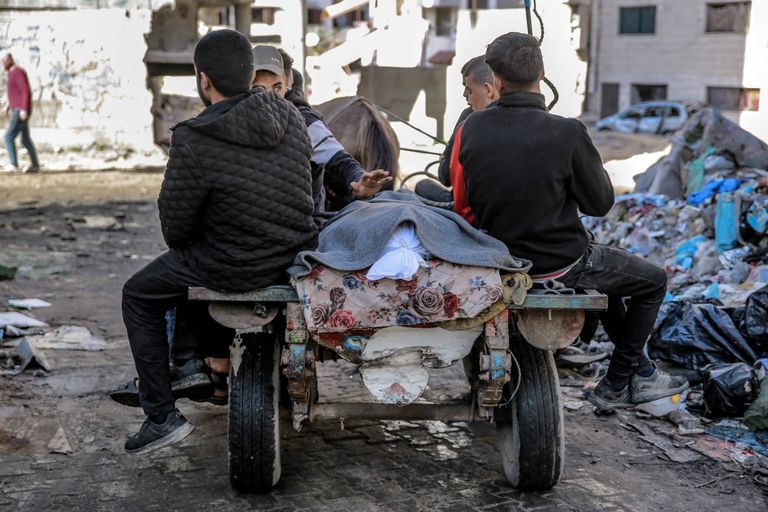 Palestīnieši no al Šifas slimnīcas morga izved Izraēlas uzlidojumos nogalināta tuvinieka līķi. 2024.gada 15.marts