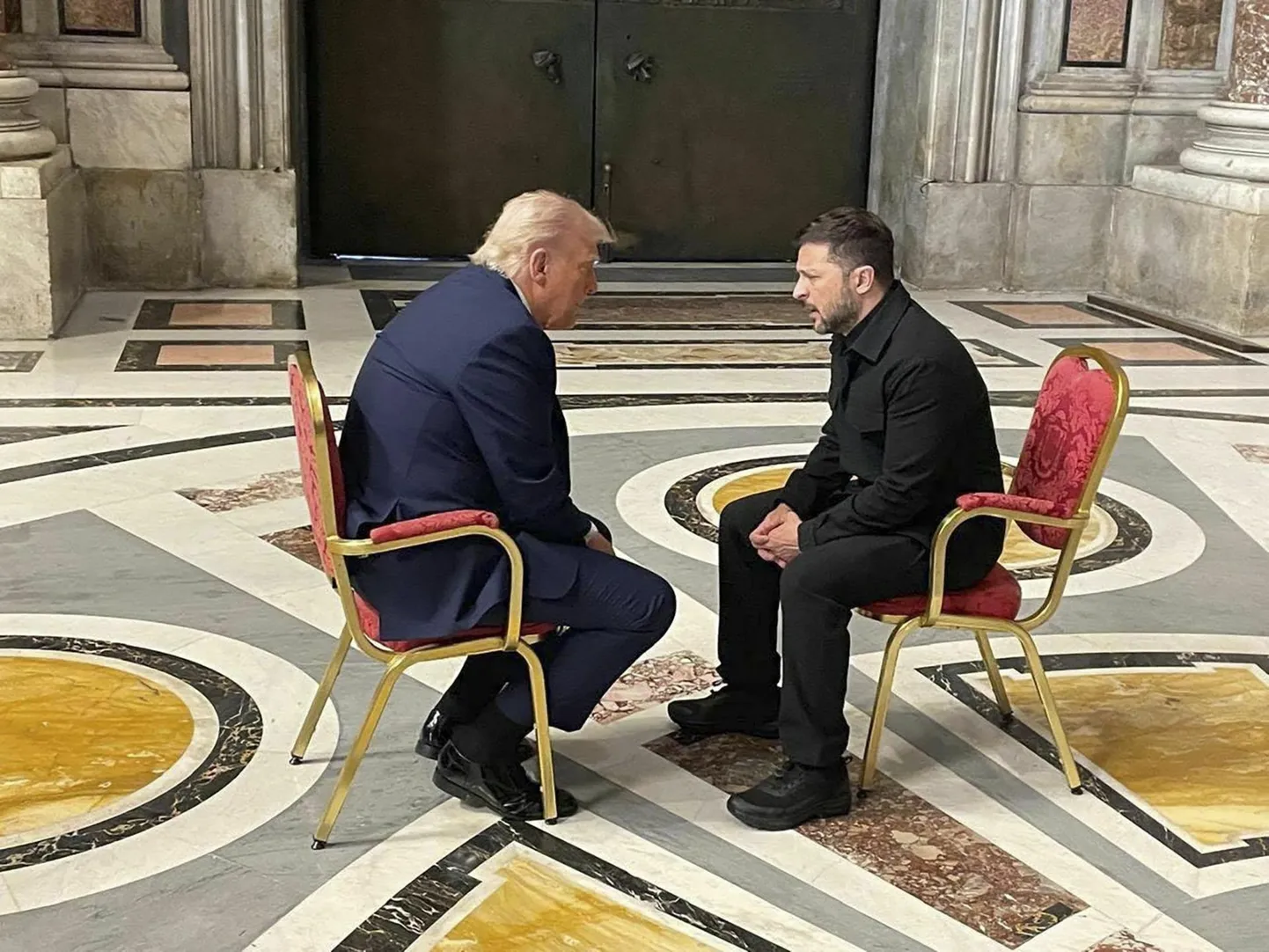Donald Trump ja Volodõmõr Zelenskõi laupäeval Vatikanis. Riigipead sõitsid Vatikani paavst Franciscuse matustele.