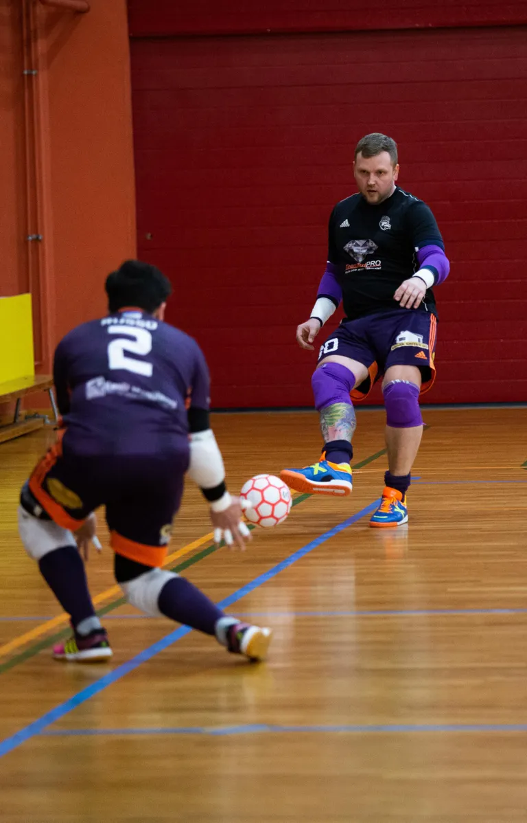 Ravens Futsal Ares Security tegevjuhi ja mängija Rene Kolsar (paremal) sõnul on saalijalgpall kiire ja tehniline mäng.