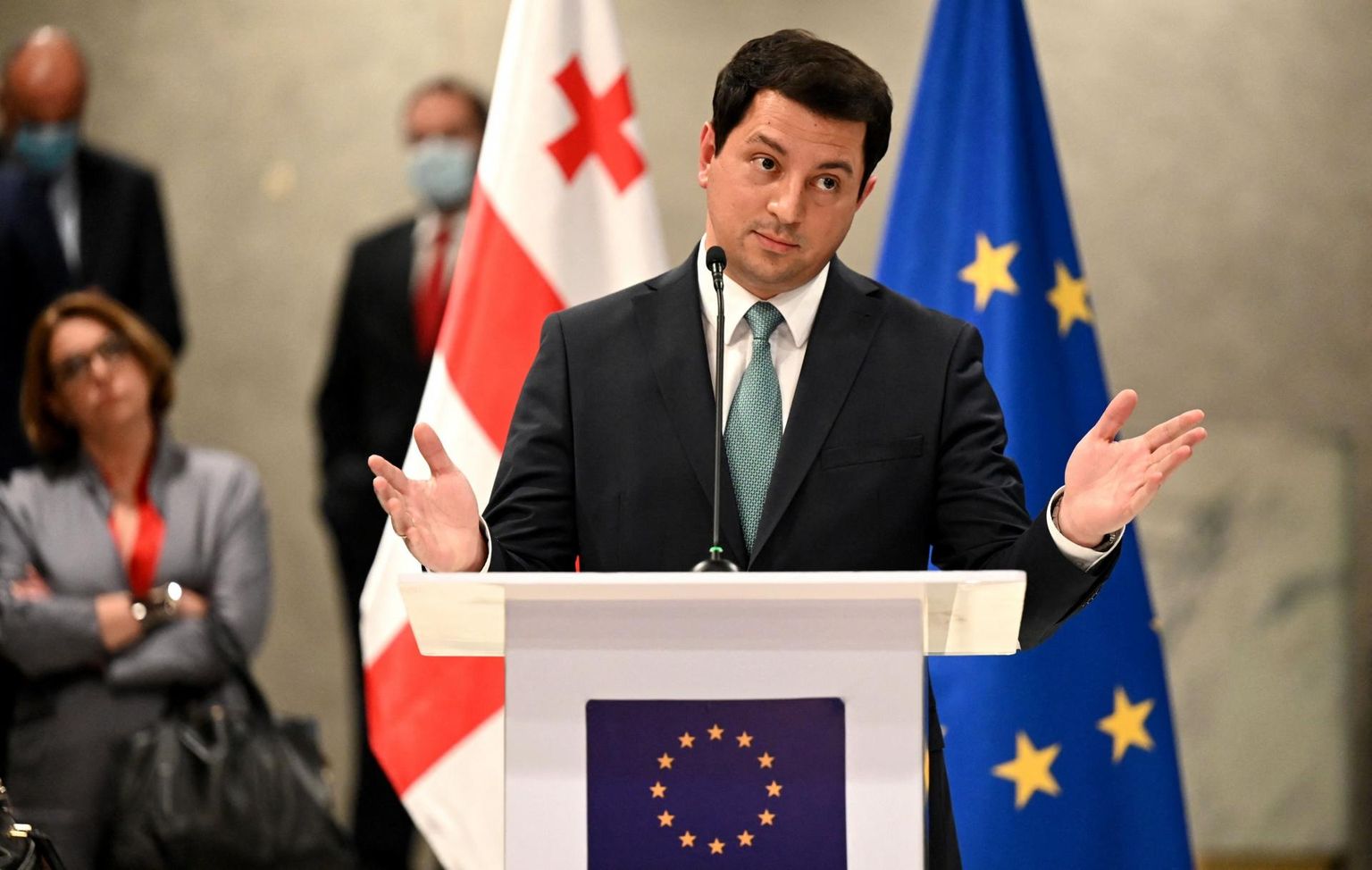 Gruusia parlamendi esimees Artšil Talakvadze pressikonverentsil ­pärast teist korda nurjunud läbirääkimisi.