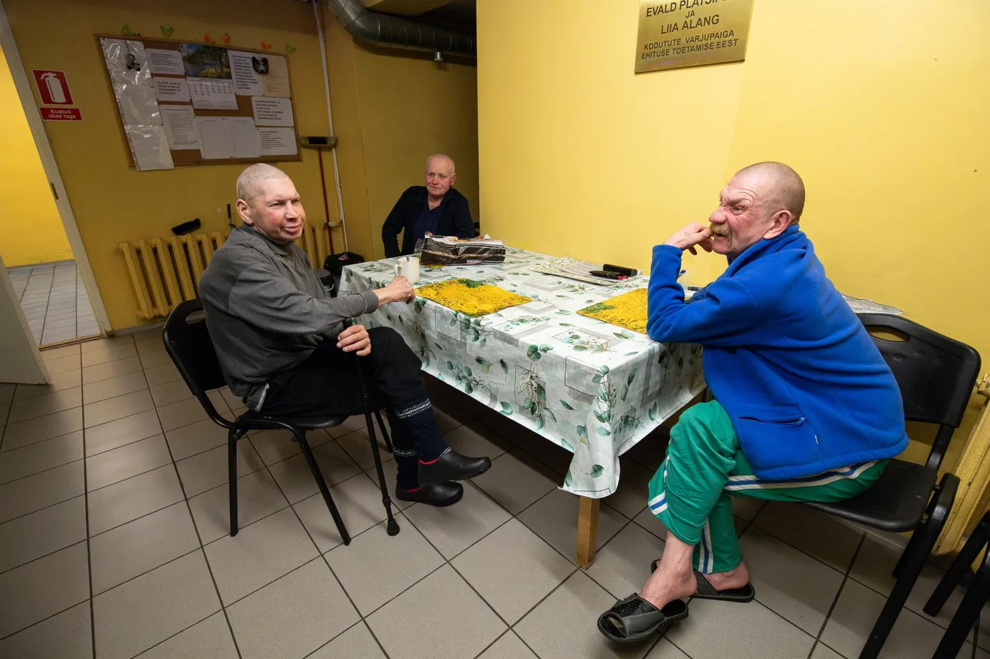 Vasakult paremale: Andrei, Ilmar ja Aivar teisipäeva õhtupoolikul Rakvere kodutute varjupaiga köögis.